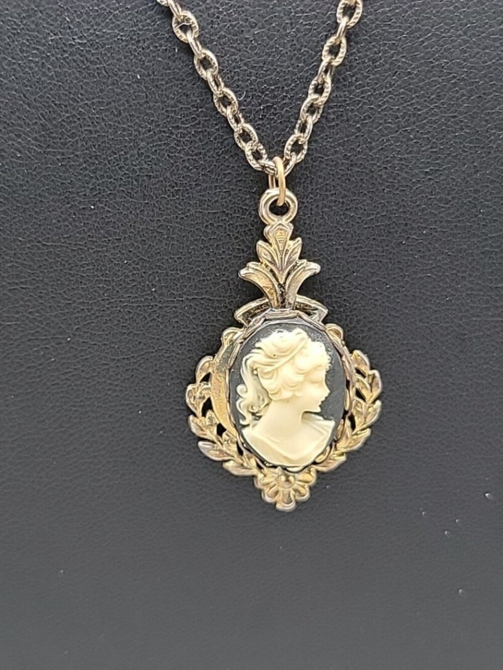 Double Faux Glass Cameo Necklace 18" Gold Tone Chain Right & Left Facing - Picture 6 of 13